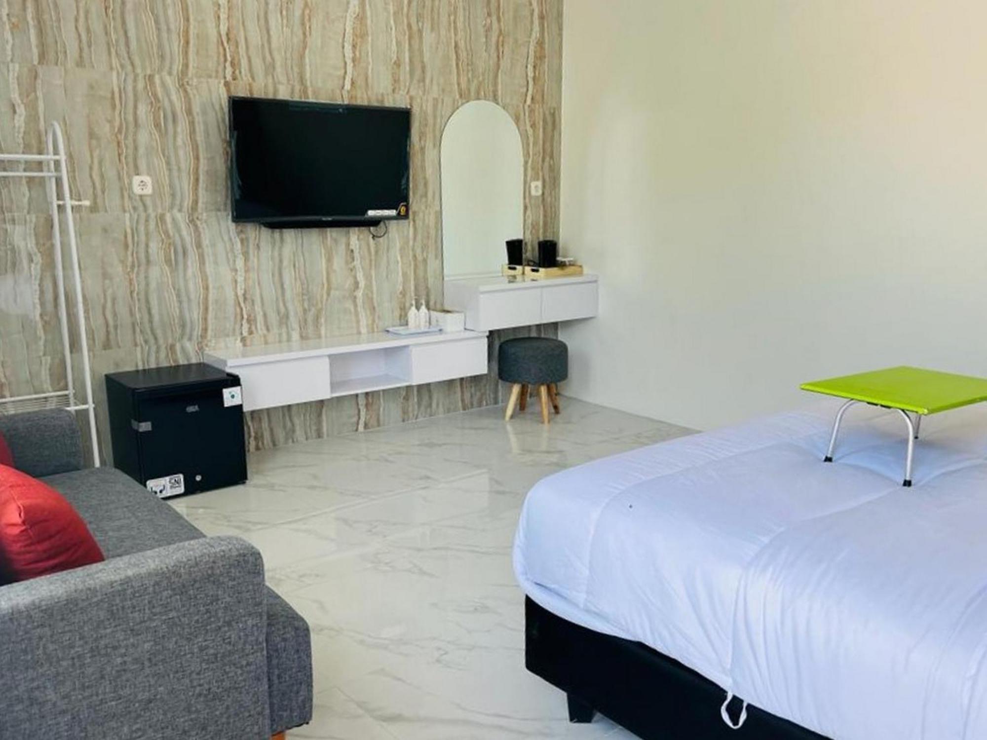 Urbanview Hotel Nimara Ngawi By Reddoorz Exterior photo